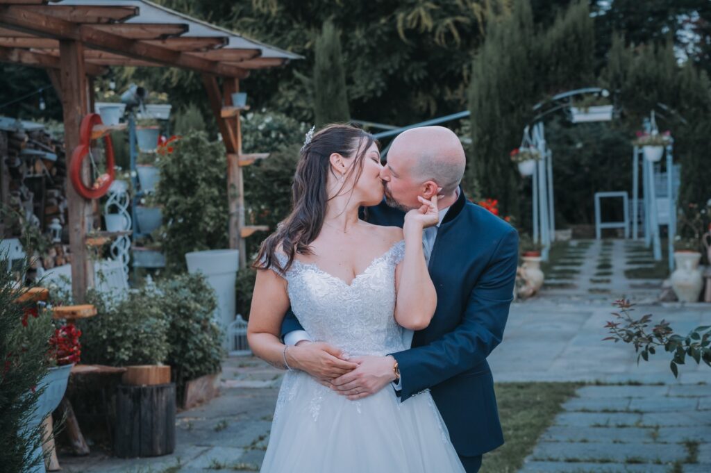 SEI ALLA RICERCA DI UN FOTOGRAFO SU TORINO E PIEMONTE ONESTO E SIMPATICO CHE FA IL SUO LAVORO IN MODO DISCRETO? ECCOLO!!!!NON TIRESTA CHE CONTATTARMI AL 3314816431 PER UN OFFERTA ECONOMICA SUPER COMPETITIVA
